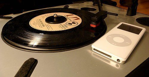 Même si le vinyle est devenu obsolète par rapport au numérique, il reste encore apprécié par les fervents collectionneurs