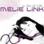 Melie Link chanteuse compositeur interprète sui fait connaître sa musique grâce à un site communautaire de musique