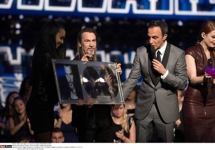 Florent Pagny se voit remettre son double disque de platine lors des NRJ Music Awards