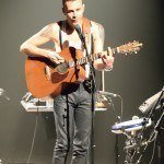 Asaf Avidan dérriér sa guitare lors du concert à Saint Avold