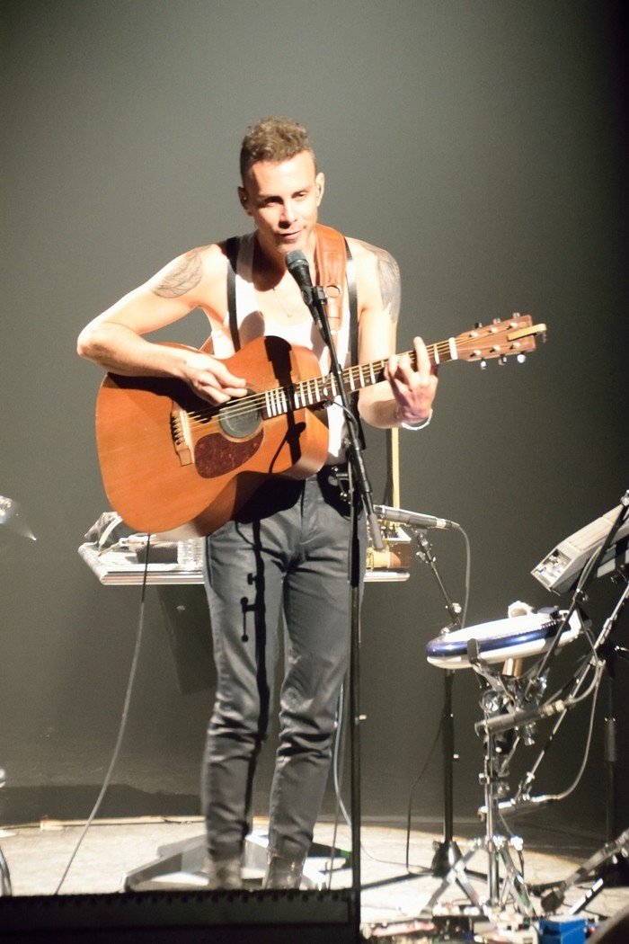 Asaf Avidan dérriér sa guitare lors du concert à Saint Avold