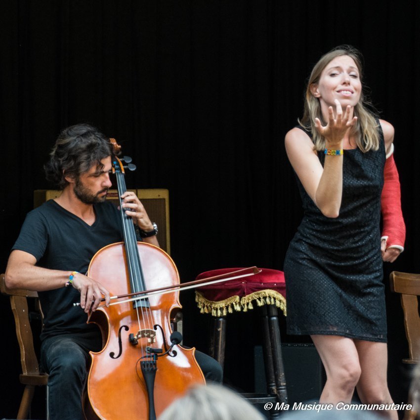 Avec son musicien, Liz Cherhal nous offre un véritable show