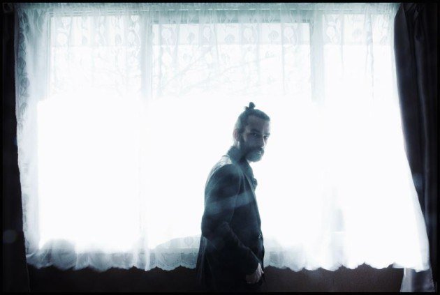 Vadim Vernay en photoshooting pour la sortie de son dernier album
