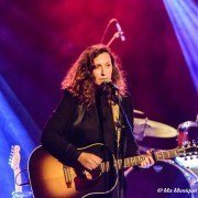 En scène pour présenter Skimmed, Colline Hill est avec sa guitare