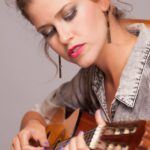 L'artiste israélienne mika harry en train de jouer de la guitare