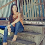 l'artiste Nathalie Beaton posant pour la réalisation de son nouvel EP participatif