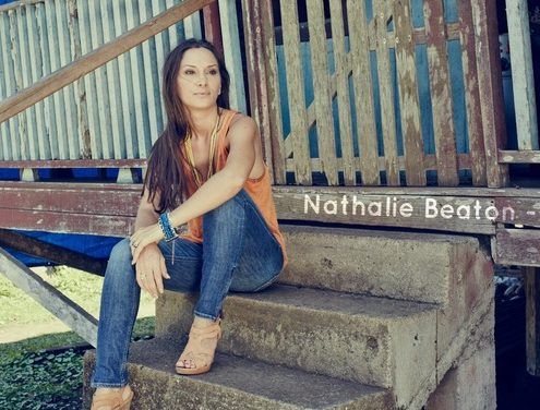 l'artiste Nathalie Beaton posant pour la réalisation de son nouvel EP participatif