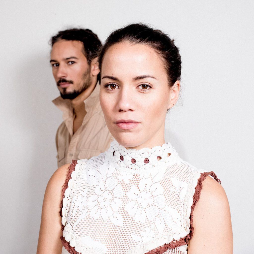 un duo franco tahitien Vaiteani en pose photo pour leur premier album