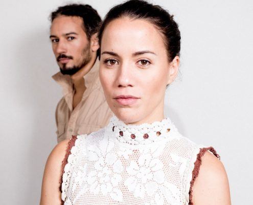 un duo franco tahitien Vaiteani en pose photo pour leur premier album