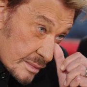 avec une larme à l'oeil, triste de la mort de Johnny Hallyday