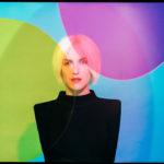 portrait coloré de Margaux Simone lors de la promotion de son ep "Platine"