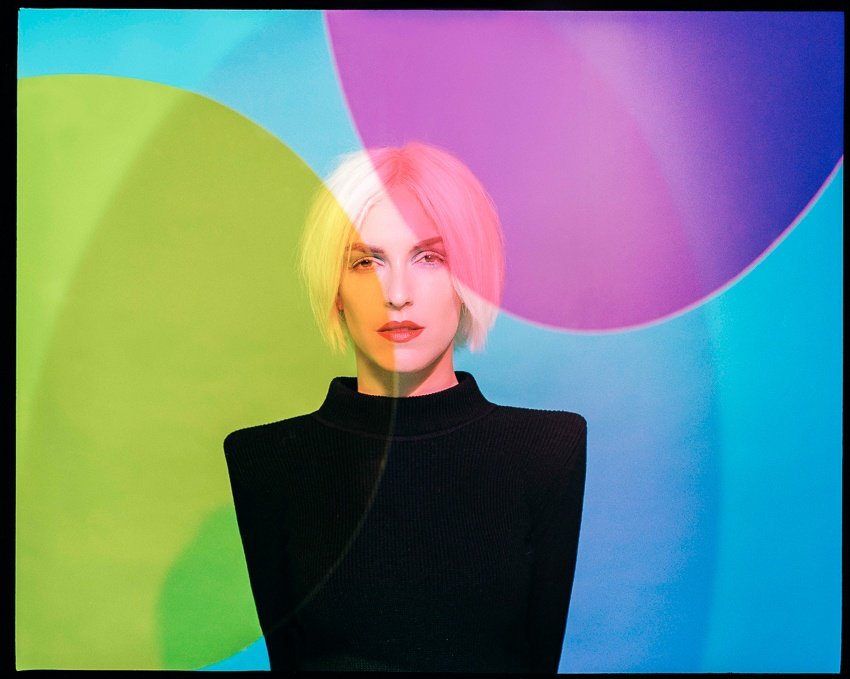 portrait coloré de Margaux Simone lors de la promotion de son ep "Platine"