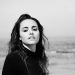 portrait en noir et blanc de l'artiste Emma Beatson à la plage