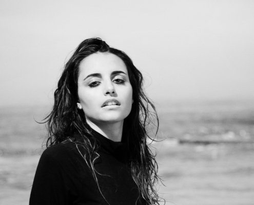 portrait en noir et blanc de l'artiste Emma Beatson à la plage