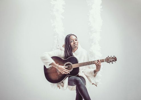 L'artiste Meylo joue de la guitare pour la promotion de son titre "Lila"
