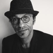 portrait en noir et blanc de Manu Katché réalisé par Arno Lam