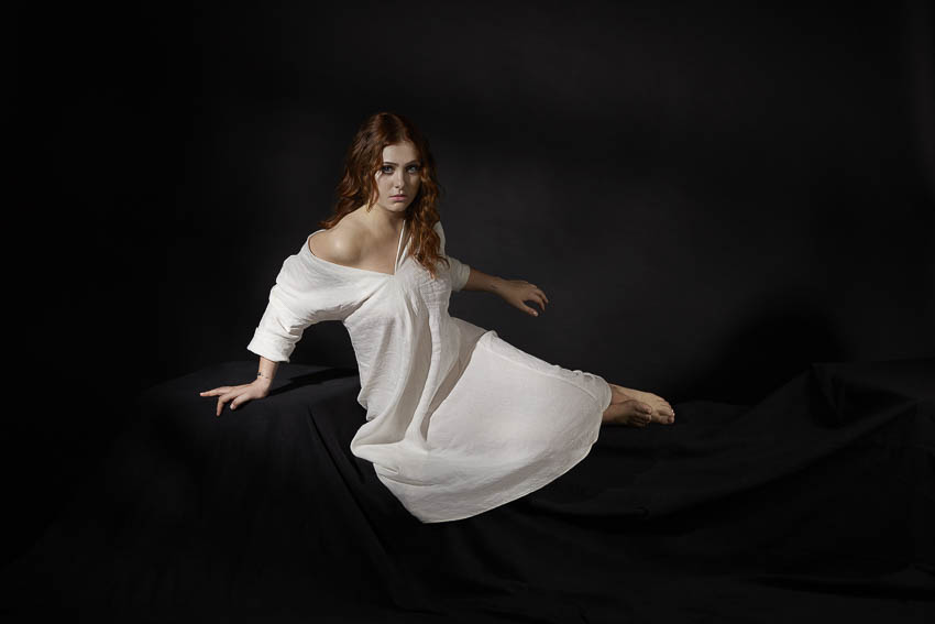 portrait de Seemone avec une robe blanche