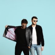 Portrait sur fond bleu du duo de Musique Diva Faune