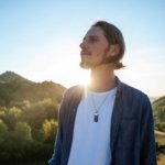 portrait del'artiste Naâman lors d'un couché de soleil
