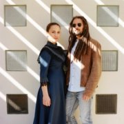 Portrait du duo Vaiteani en extérieur avec jeux de lumière