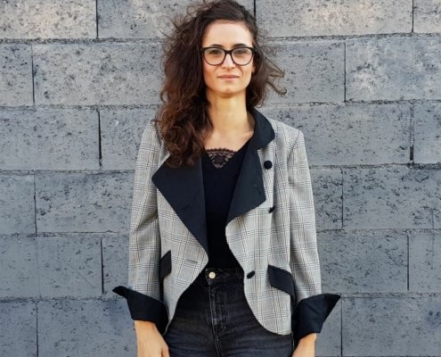 portrait de l'artiste Mélie Fraisse devant un mur