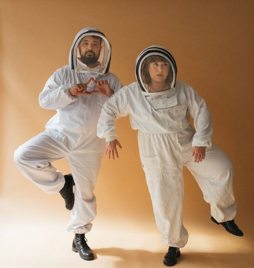 portrait du duo Part-Time Friends en cosmonaute blanc