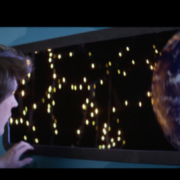 image issu du clip de Étienne Détré où il regarde la terre depuis un vaisseau spacial.