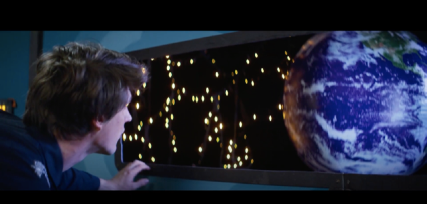 image issu du clip de Étienne Détré où il regarde la terre depuis un vaisseau spacial.