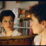 reflet dans un miroir du portrait de l'artiste Amaurie