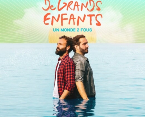 pochette du single Un monde 2 fous de De Grands Enfants où les deux hommes se tiennent debout dos à dos dans l'eau