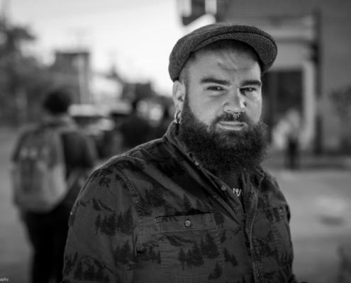 portrait en noir et blanc de l'artiste Alex Paquette prise dans la rue