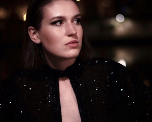 portrait serré de l'artiste Elvire la nuit en robe noire
