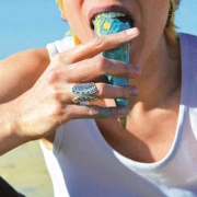 gros plan de Mademoiselle K mangeant une glace bleue