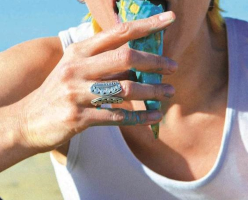 gros plan de Mademoiselle K mangeant une glace bleue