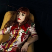 Portrait de l'artiste Claire Veritti assise dans un fauteuil