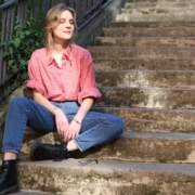 portrait en pied de Sida assise sur des marches